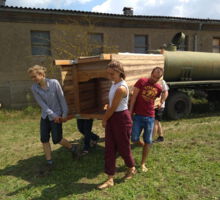 Studenten bauen das Koposttoilettenhäuschen